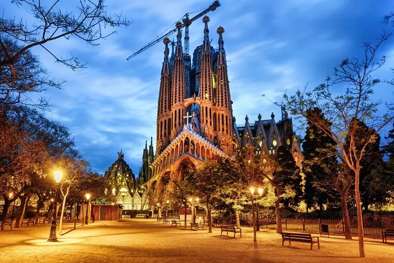 EXPLORE GAUDI’S ICONIC MASTERPIECES!